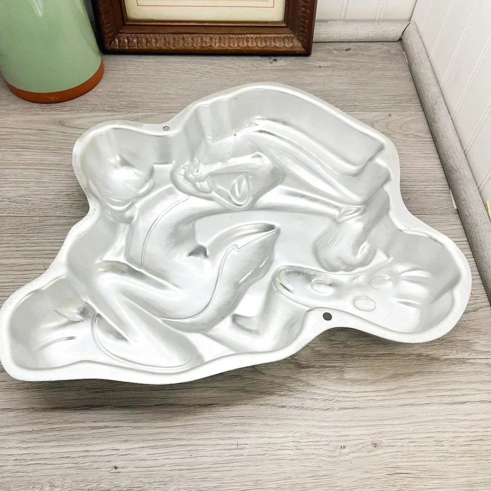 Vintage Bugs Bunny Cake Pan - 1996 Warner Bros Wilton 2105-3200